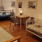 - Sleeps 4 - Location Apartament *