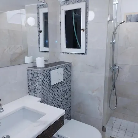 Apartment - Sleeps 3 - Balcony - Parking *