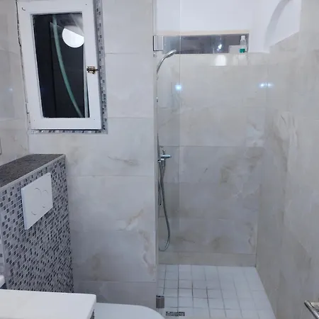 - Sleeps 3 - Balcony - Parking 塞萨洛尼基