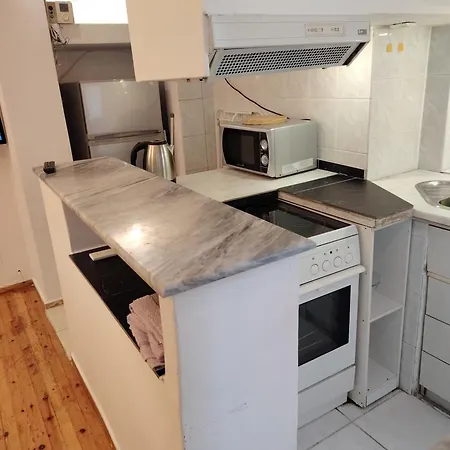 - Sleeps 3 - Balcony - Parking *