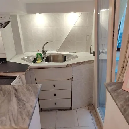 - Sleeps 3 - Balcony - Parking 塞萨洛尼基