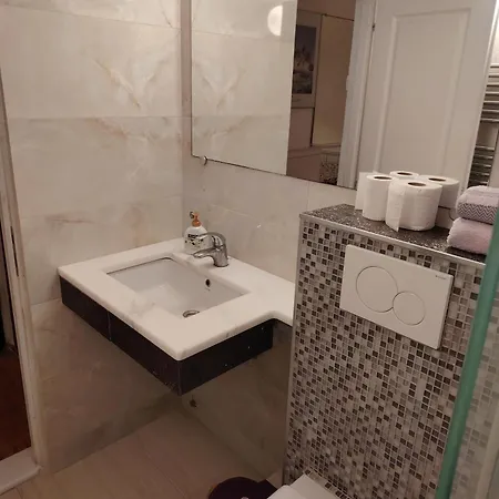 - Sleeps 3 - Balcony - Parking * 塞萨洛尼基