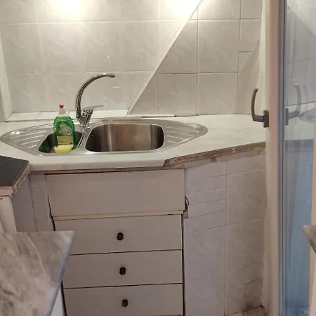 Apartment - Sleeps 3 - Balcony - Parking *