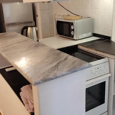 - Sleeps 3 - Balcony - Parking *