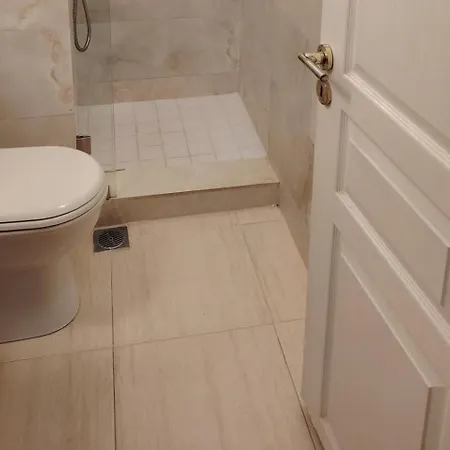 - Sleeps 3 - Balcony - Parking Apartment