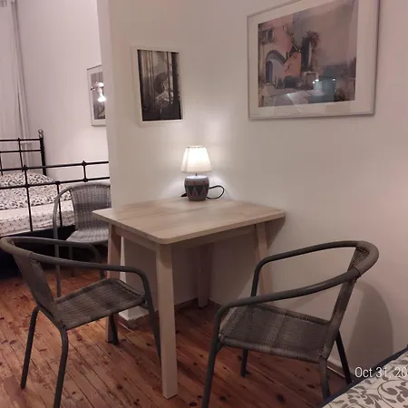 4 Guests - Balcony - A C - Attractions Apartment *