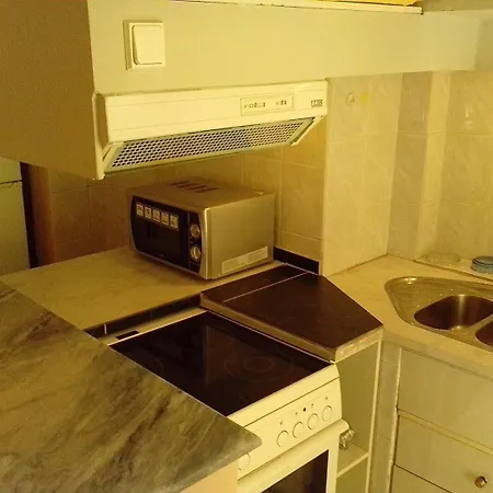 4 Guests - Balcony - A C - Attractions Apartment