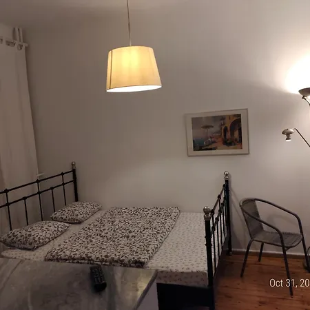 4 Guests - Balcony - A C - Attractions Apartment *