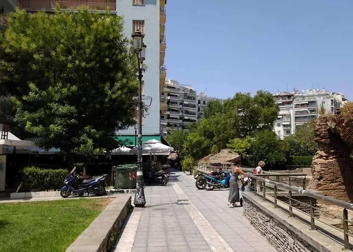 - Sleeps 4 - Location Salonic
