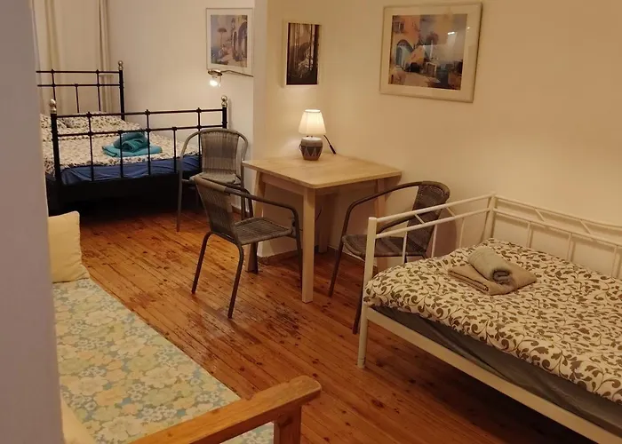 - Sleeps 4 - Location Apartament *