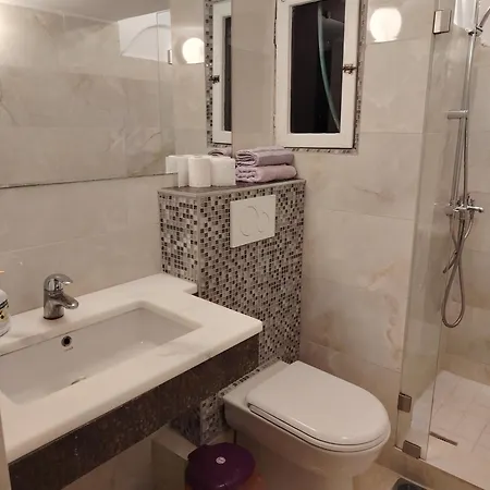 - Sleeps 3 - Balcony - Parking *