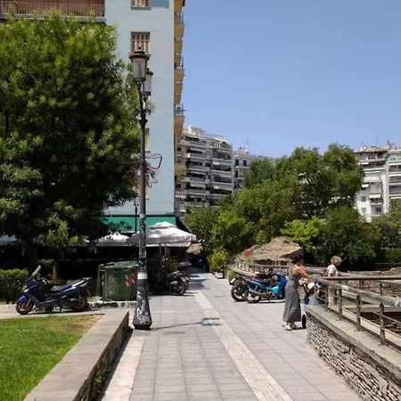 - Sleeps 3 - Balcony - Parking Saloniki