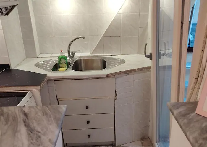- Sleeps 4 - Location 테살로니키
