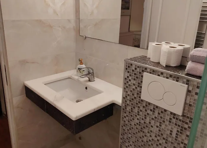 - Sleeps 4 - Location * 테살로니키