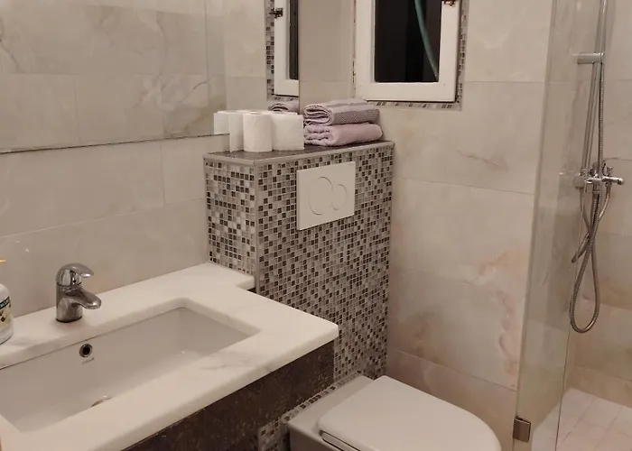 - Sleeps 4 - Location *
